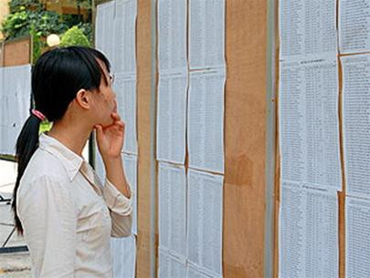 Thí sinh xem điểm trúng tuyển năm 2011. Ảnh minh họa từ internet