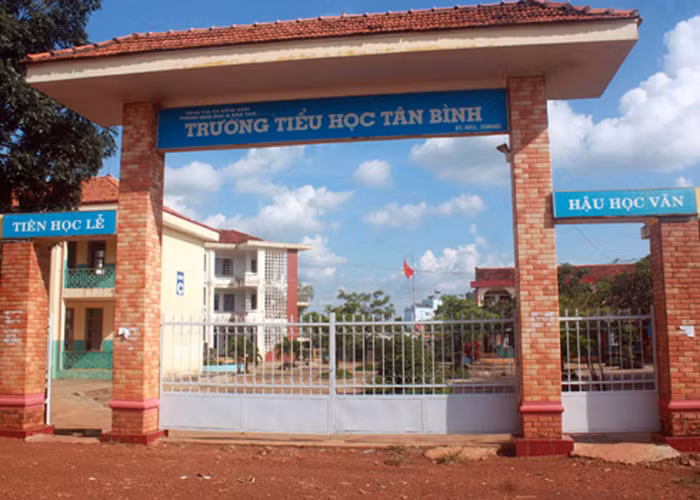 Trường tiểu học đóng cửa sáng 23/8 vì giáo viên bận đi dự đám ma.