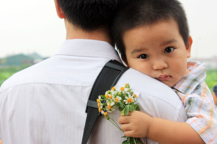 Người bố là điểm tựa vững và đảm bảo an toàn chắc cho sự phát triển của con. Ảnh: Giàng A Cối Người bố là điểm tựa vững và đảm bảo an toàn chắc cho sự phát triển của con. Ảnh: Giàng A Cối