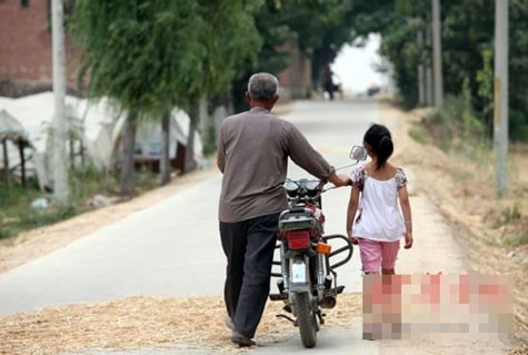 Bé Đô Đô được ông nội đón về sau giờ học. Bé Đô Đô được ông nội đón về sau giờ học.