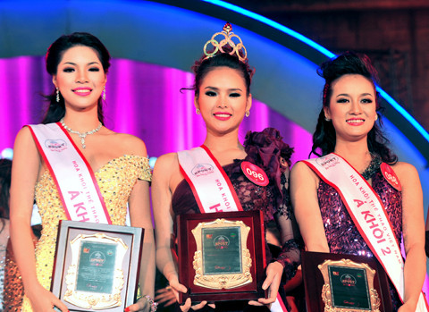 Từ trái sang, Á khôi 1 Dương Thị Hà Giang, Hoa khôi Lại Hương Thảo, Á khôi 2 Giàng Thị Chưởng. >> VẺ ĐẸP THÁNH THIỆN CỦA NỮ SINH ĐẠI HỌC KINH TẾ QUỐC DÂN >> NỤ CƯỜI TỎA SÁNG CỦA MISS NGÔI SAO BÍCH KHANH Từ trái sang, Á khôi 1 Dương Thị Hà Giang, Hoa khôi Lại Hương Thảo, Á khôi 2 Giàng Thị Chưởng. >> VẺ ĐẸP THÁNH THIỆN CỦA NỮ SINH ĐẠI HỌC KINH TẾ QUỐC DÂN >> NỤ CƯỜI TỎA SÁNG CỦA MISS NGÔI SAO BÍCH KHANH