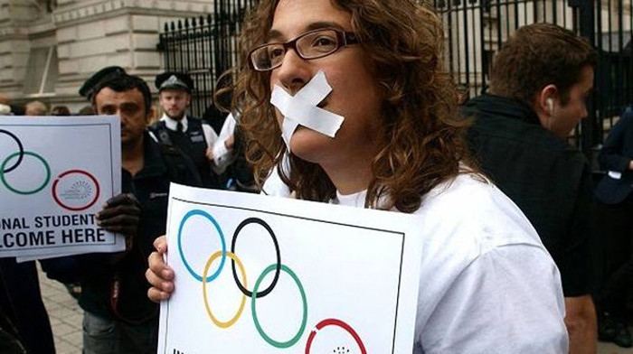 Sinh viên nước ngoài của Trường Đại học London Metropolitan biểu tình ở phố Downing với tấm biển “Sinh viên quốc tế không được chào đón ở đây”. Dù chỉ khảo sát theo mẫu, Chính phủ Anh đã quyết định cấm đào tạo sinh viên nước ngoài đối với Đại học London Metropolitan.