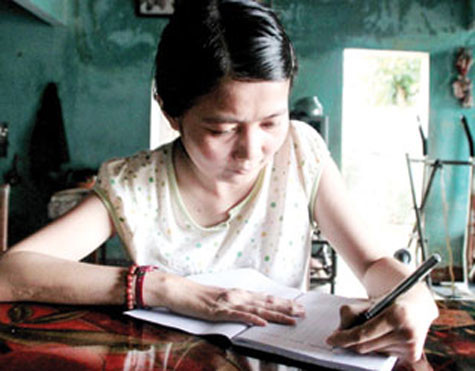 Dù rất đau đớn khi phải cầm bút nhưng Nguyệt không bao giờ từ bỏ ước mơ Dù rất đau đớn khi phải cầm bút nhưng Nguyệt không bao giờ từ bỏ ước mơ