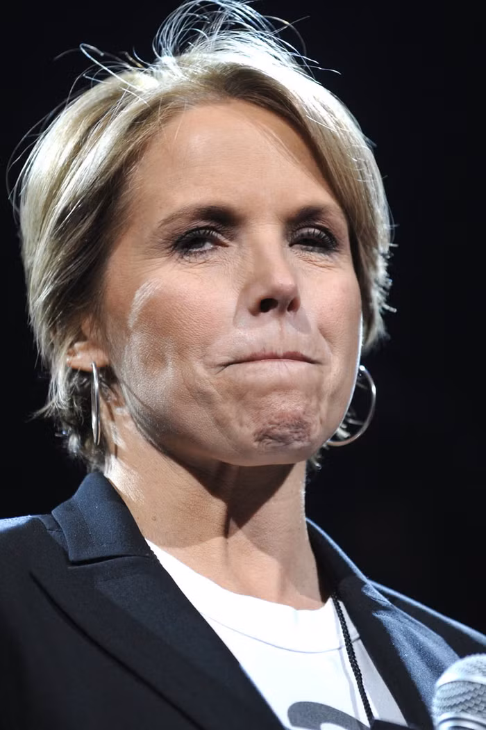 Katie Couric- nữ MC đầu tiên và duy nhất cho tới nay dẫn chương trình của 3 talk show ăn khách nhất, uy tín nhất tại Mỹ- CBS Evening News, 60 Minustes và Today. >>> NHỮNG HOTGIRL TỪNG THI ĐỖ THỦ KHOA ĐẠI HỌC