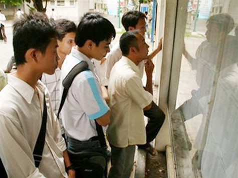 Thí sinh xem điểm thi đại học. Ảnh minh họa Thí sinh xem điểm thi đại học. Ảnh minh họa