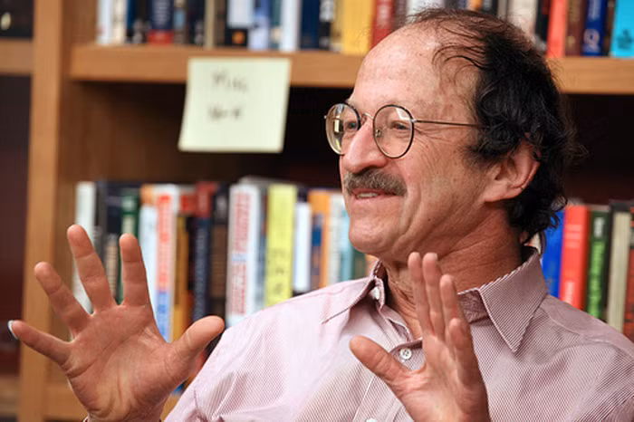 Ông từng bị Đại học Y Harvard từ chối 2 lần. Thậm chí, một vị hiệu trưởng trường này còn khuyên ông nên gia nhập quân đội. Sau đó Harold Varmus Elliot vào học tại Đại học Y Colombia. >>> NHỮNG HOTGIRL TỪNG THI ĐỖ THỦ KHOA ĐẠI HỌC