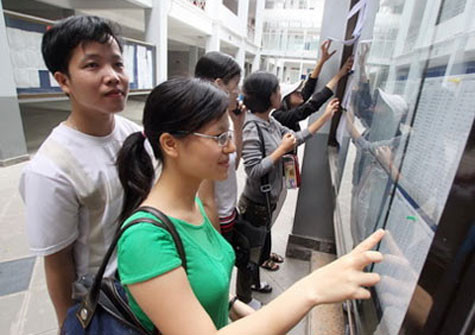 Thí sinh xem điểm thi đại học 2012.