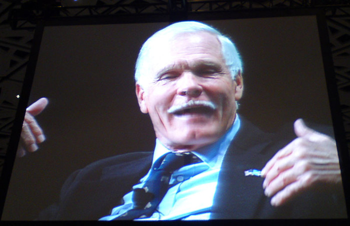 Khi vào ĐH, Turner chọn ngành văn học cổ điển nhưng bị cha phản đối kịch liệt nên ông chuyển sang học kinh tế tại ĐH Brown. Sau đó Ted Turner đã vi phạm nội quy và bị buộc rời khỏi trường trước khi tốt nghiệp. Không những vậy, Turner còn bị ĐH Princeton và Harvard từ chối. >> NHỮNG NGƯỜI NỔI TIẾNG TỪNG TRƯỢT ĐẠI HỌC (P1) >>> NHỮNG HOTGIRL TỪNG THI ĐỖ THỦ KHOA ĐẠI HỌC Khi vào ĐH, Turner chọn ngành văn học cổ điển nhưng bị cha phản đối kịch liệt nên ông chuyển sang học kinh tế tại ĐH Brown. Sau đó Ted Turner đã vi phạm nội quy và bị buộc rời khỏi trường trước khi tốt nghiệp. Không những vậy, Turner còn bị ĐH Princeton và Harvard từ chối. >> NHỮNG NGƯỜI NỔI TIẾNG TỪNG TRƯỢT ĐẠI HỌC (P1) >>> NHỮNG HOTGIRL TỪNG THI ĐỖ THỦ KHOA ĐẠI HỌC