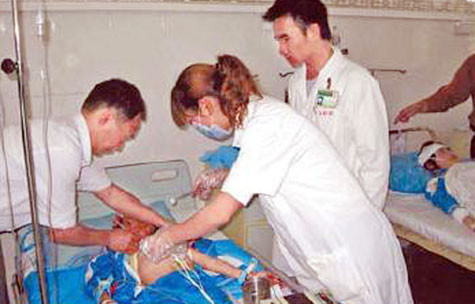 Một học sinh bị thương đang phải điều trị. Một học sinh bị thương đang phải điều trị.