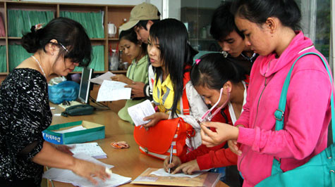 Nhiều thí sinh nhận được giấy báo trúng tuyển đã đến Trường ĐH Công nghiệp TP.HCM trả lại, đồng thời xin cấp giấy báo điểm để đăng ký xét tuyển bổ sung vào trường khác Nhiều thí sinh nhận được giấy báo trúng tuyển đã đến Trường ĐH Công nghiệp TP.HCM trả lại, đồng thời xin cấp giấy báo điểm để đăng ký xét tuyển bổ sung vào trường khác