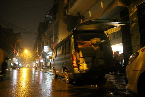 Do hàng quá nhiều nên đoàn phải bổ sung thêm một xe chở hàng Do hàng quá nhiều nên đoàn phải bổ sung thêm một xe chở hàng