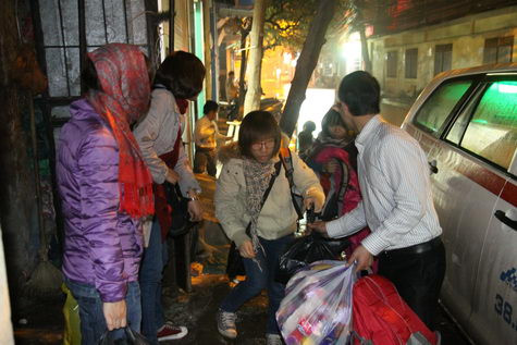 Tất bật xếp đồ lên xe Tất bật xếp đồ lên xe