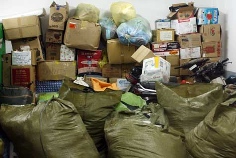 Hàng hóa đã sẵn sàng để chuyển đến cho các các em nhỏ ở Chí Viễn. Hàng hóa đã sẵn sàng để chuyển đến cho các các em nhỏ ở Chí Viễn.