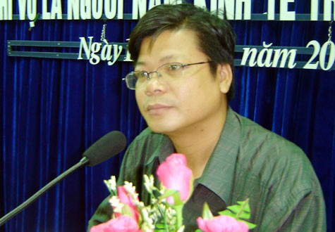 Ông Đinh Đoàn cho rằng: Chắc được mời nói chuyện hay giảng dạy ở trường phổ thông hay trường đại học, thầy Dương không dại gì mà sử dụng cách nói “thoải mái” như thế.