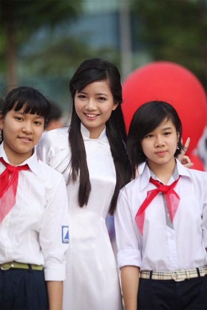 Cô trò trường chuyên Hà Nội - Amsterdam vui tươi trong lễ khai trường. >> Chùm ảnh: Nét hồn nhiên của các bé khiếm thính ngày tựu trường >> Chùm ảnh: Giới trẻ Hà Thành chào Quốc khánh bằng đàn ghita >>Nữ sinh đẹp rạng ngời ngày khai trường >> Rơi nước mắt, học sinh quỳ đất trong lễ tựu trường Cô trò trường chuyên Hà Nội - Amsterdam vui tươi trong lễ khai trường. >> Chùm ảnh: Nét hồn nhiên của các bé khiếm thính ngày tựu trường >> Chùm ảnh: Giới trẻ Hà Thành chào Quốc khánh bằng đàn ghita >>Nữ sinh đẹp rạng ngời ngày khai trường >> Rơi nước mắt, học sinh quỳ đất trong lễ tựu trường