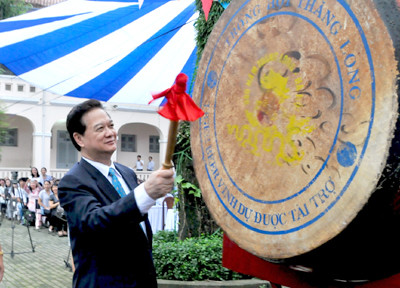 Thủ tướng Nguyễn Tấn Dũng đánh trống khai giảng năm học mới tại Trường THPT chuyên Lê Hồng Phong. Thủ tướng Nguyễn Tấn Dũng đánh trống khai giảng năm học mới tại Trường THPT chuyên Lê Hồng Phong.