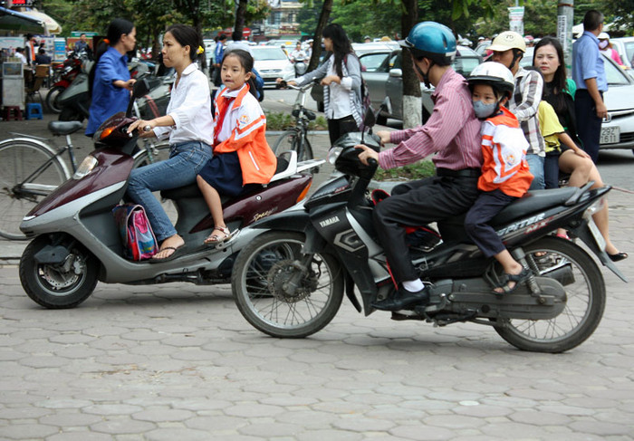 Thời tiết chưa thực sự lạnh nên một số em học sinh mặc áo đồng phục dạng mỏng. Chùm ảnh: Một ngày đến lớp của 'chú lính chì' Thiện Nhân Chùm ảnh: Ba nữ sinh "hot" nhất Học viện Cảnh sát Nhân dân Chùm ảnh: Gian nan đường đến trường sau lũ Thời tiết chưa thực sự lạnh nên một số em học sinh mặc áo đồng phục dạng mỏng. Chùm ảnh: Một ngày đến lớp của 'chú lính chì' Thiện Nhân Chùm ảnh: Ba nữ sinh "hot" nhất Học viện Cảnh sát Nhân dân Chùm ảnh: Gian nan đường đến trường sau lũ