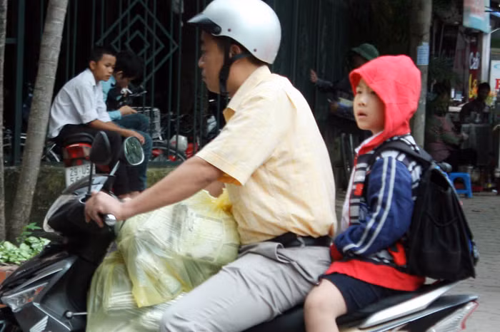 Các em khác thì được cha mẹ trang bị cho áo của mùa đông. Chùm ảnh: Một ngày đến lớp của 'chú lính chì' Thiện Nhân Chùm ảnh: Ba nữ sinh "hot" nhất Học viện Cảnh sát Nhân dân Chùm ảnh: Gian nan đường đến trường sau lũ