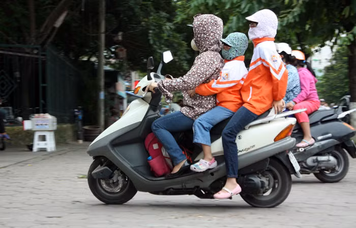 Nhiều em được phụ huynh đưa đến trường với tình trạng chỉ hởi mỗi đôi mắt. Chùm ảnh: Một ngày đến lớp của 'chú lính chì' Thiện Nhân Chùm ảnh: Ba nữ sinh "hot" nhất Học viện Cảnh sát Nhân dân Chùm ảnh: Gian nan đường đến trường sau lũ