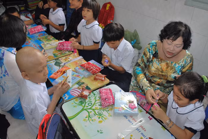 Phần việc đầu tiên của năm học mới là gọt bút chì và điền tên vào vở. >>Những hình ảnh đẹp nhất lễ khai giảng 2012 >>Xúc động hình ảnh chú lính chì Thiện Nhân vào lớp 1 >>Những hình ảnh ấn tượng Lễ tốt nghiệp HV Cảnh sát Nhân dân