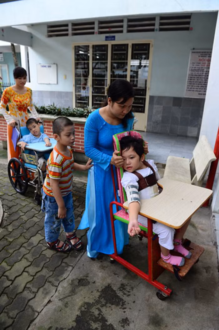 Các cô giáo dẫn học sinh vào nhận lớp mới. >>Những hình ảnh đẹp nhất lễ khai giảng 2012 >>Xúc động hình ảnh chú lính chì Thiện Nhân vào lớp 1 >>Những hình ảnh ấn tượng Lễ tốt nghiệp HV Cảnh sát Nhân dân