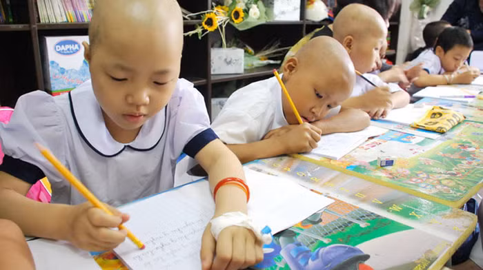 Buổi học đầu tiên trong năm học mới của các học sinh ở Bệnh viện Ung bướu TP.HCM. Được quay lại với lớp học, với cô giáo, bạn bè là niềm vui lớn của nhiều học trò nhỏ. >>Những hình ảnh đẹp nhất lễ khai giảng 2012 >>Xúc động hình ảnh chú lính chì Thiện Nhân vào lớp 1 >>Những hình ảnh ấn tượng Lễ tốt nghiệp HV Cảnh sát Nhân dân