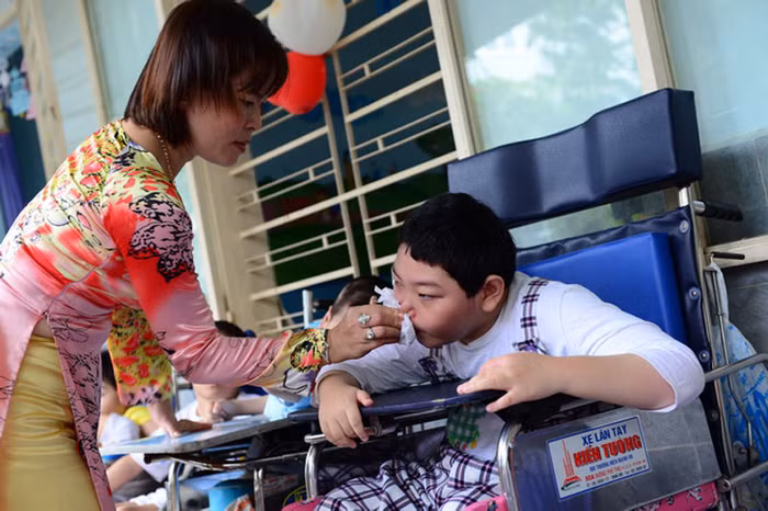 Em Hà Ánh Dương khóc thút thít do lạ cô lạ bạn khi được chuyển qua lớp mới. >>Những hình ảnh đẹp nhất lễ khai giảng 2012 >>Xúc động hình ảnh chú lính chì Thiện Nhân vào lớp 1 >>Những hình ảnh ấn tượng Lễ tốt nghiệp HV Cảnh sát Nhân dân