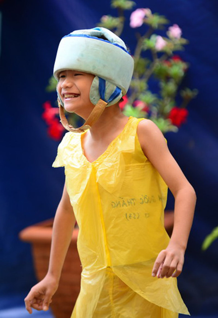 Một em nhỏ vẫn phải đội mũ bảo hộ khi diễn văn nghệ vì sợ đôi chân yếu ớt của em có thể run lên và té bất cứ lúc nào. >>Những hình ảnh đẹp nhất lễ khai giảng 2012 >>Xúc động hình ảnh chú lính chì Thiện Nhân vào lớp 1 >>Những hình ảnh ấn tượng Lễ tốt nghiệp HV Cảnh sát Nhân dân Một em nhỏ vẫn phải đội mũ bảo hộ khi diễn văn nghệ vì sợ đôi chân yếu ớt của em có thể run lên và té bất cứ lúc nào. >>Những hình ảnh đẹp nhất lễ khai giảng 2012 >>Xúc động hình ảnh chú lính chì Thiện Nhân vào lớp 1 >>Những hình ảnh ấn tượng Lễ tốt nghiệp HV Cảnh sát Nhân dân
