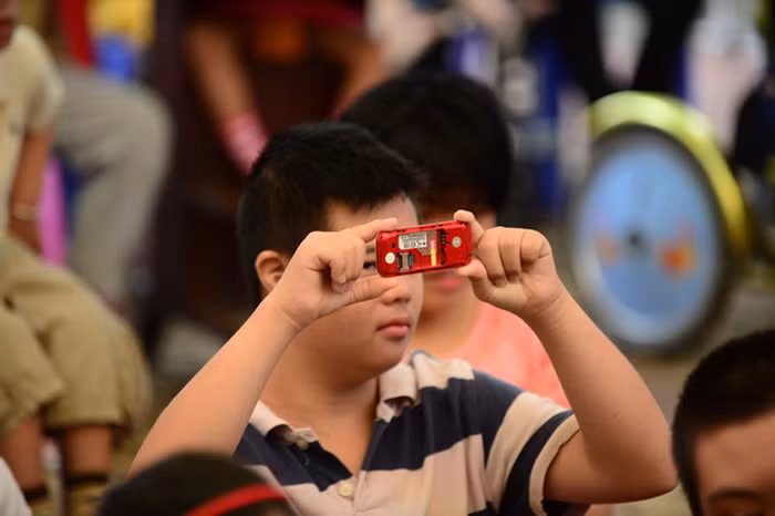 Ghi lại khoảng khắc ngày lễ khai giảng với một chiếc điện thoại... không có pin và camera. >>Những hình ảnh đẹp nhất lễ khai giảng 2012 >>Xúc động hình ảnh chú lính chì Thiện Nhân vào lớp 1 >>Những hình ảnh ấn tượng Lễ tốt nghiệp HV Cảnh sát Nhân dân