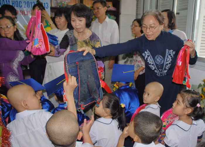 Món quà đầu năm học mới dành cho tất cả học sinh là những dụng cụ học tập xinh xắn. Cặp in hình siêu nhân, người dơi dành cho các bạn trai, cặp in hình búp bê, công chúa dành cho các bạn gái. >>Những hình ảnh đẹp nhất lễ khai giảng 2012 >>Xúc động hình ảnh chú lính chì Thiện Nhân vào lớp 1 >>Những hình ảnh ấn tượng Lễ tốt nghiệp HV Cảnh sát Nhân dân