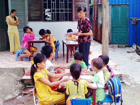 … rồi chạy qua dạy lớp vỡ lòng. … rồi chạy qua dạy lớp vỡ lòng.