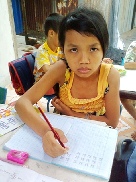 Bé Thi 10 tuổi đang học lớp vỡ lòng. Bé Thi 10 tuổi đang học lớp vỡ lòng.