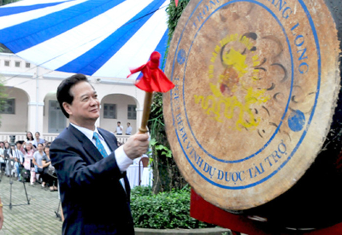 Thủ tướng Nguyễn Tấn Dũng đánh trống khai giảng năm học mới tại Trường THPT chuyên Lê Hồng Phong.