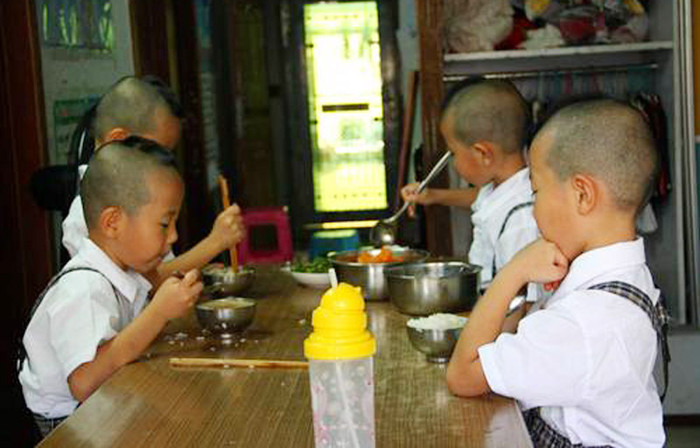 Cả 4 cậu bé ngoan ngoãn tự ăn trưa ở trường. >>Chàng trai không tay người Dao đỗ Đại học >>Đáng yêu những thiên thần nhỏ ngày khai trường >>Những hình ảnh đẹp nhất lễ khai giảng 2012