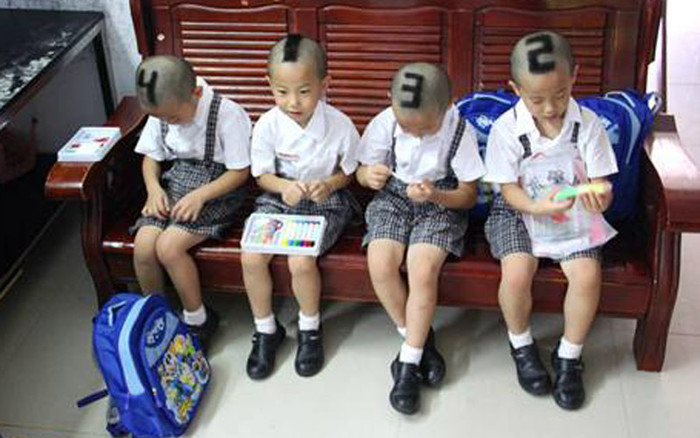 Mùa tựu trường này, 4 anh em sinh tư đáng yêu tròn 6 tuổi và bắt đầu bước vào lớp 1. Với kiểu đầu cực độc này, 4 cậu bé trông càng ngộ nghĩnh và đáng yêu và thu hút rất nhiều sự chú ý từ người đi đường lẫn các bạn học. >>Chàng trai không tay người Dao đỗ Đại học >>Đáng yêu những thiên thần nhỏ ngày khai trường >>Những hình ảnh đẹp nhất lễ khai giảng 2012