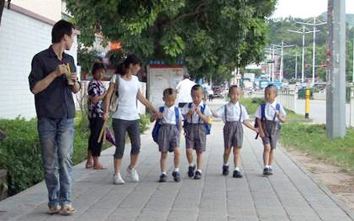 Với kiểu đầu độc, được đánh số từ 1 đến 4 để giúp bạn học và thầy cô dễ phân biệt, 4 cậu bé thu hút sự chú ý từ người đi đường.