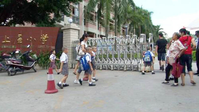 Các phụ huynh khác và bạn học. >>Chàng trai không tay người Dao đỗ Đại học >>Đáng yêu những thiên thần nhỏ ngày khai trường >>Những hình ảnh đẹp nhất lễ khai giảng 2012