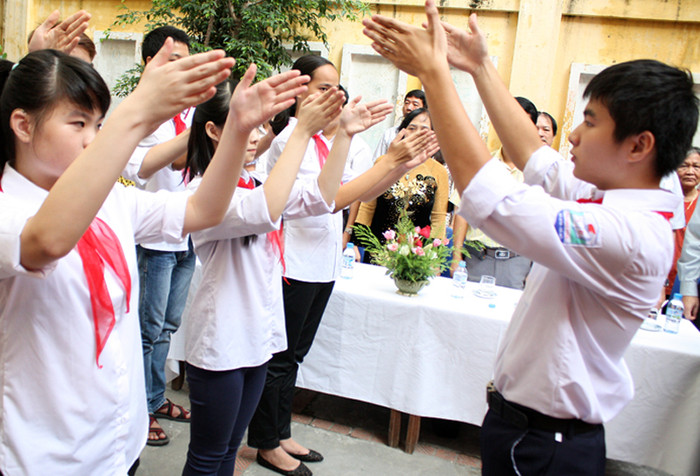 Các em học sinh khiếm thính trường PTCS Xã Đàn hát Quốc ca bằng tay. Ảnh: Giàng A Cối Các em học sinh khiếm thính trường PTCS Xã Đàn hát Quốc ca bằng tay. Ảnh: Giàng A Cối