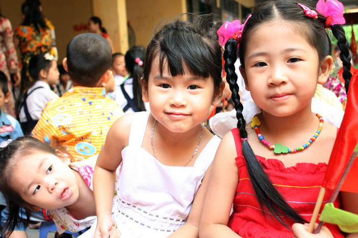 >> Chùm ảnh: Giới trẻ Hà Thành chào Quốc khánh bằng đàn ghita >>Nữ sinh đẹp rạng ngời ngày khai trường >> Rơi nước mắt, học sinh quỳ đất trong lễ tựu trường >>> Phát sốt vì cô giáo 9X xinh đẹp của trường Chuyên Hà Nội - Amsterdam