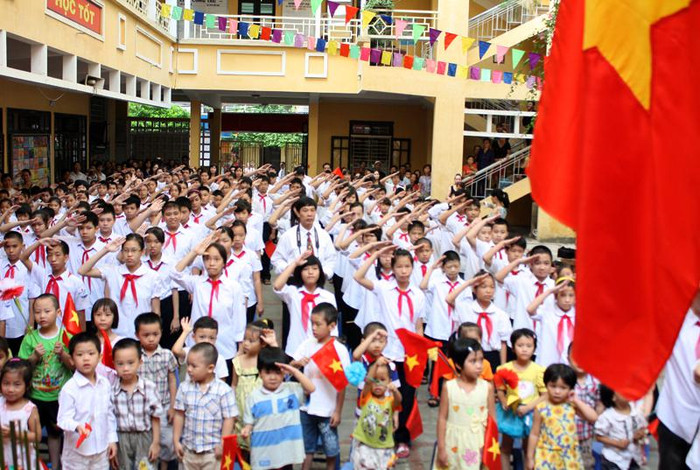 Hòa trong không khí phấn khởi chào đón năm học mới cùng học sinh trên cả nước, thầy và trò trường PTCS Xã Đàn (Hà Nội) tiến hành khai giảng năm học 2012-2013. >> Chùm ảnh: Giới trẻ Hà Thành chào Quốc khánh bằng đàn ghita >>Nữ sinh đẹp rạng ngời ngày khai trường >> Rơi nước mắt, học sinh quỳ đất trong lễ tựu trường >>> Phát sốt vì cô giáo 9X xinh đẹp của trường Chuyên Hà Nội - Amsterdam