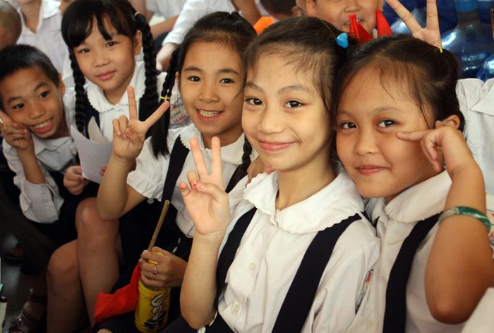 Làm dáng trước ống kính máy ảnh. >> Chùm ảnh: Giới trẻ Hà Thành chào Quốc khánh bằng đàn ghita >>Nữ sinh đẹp rạng ngời ngày khai trường >> Rơi nước mắt, học sinh quỳ đất trong lễ tựu trường >>> Phát sốt vì cô giáo 9X xinh đẹp của trường Chuyên Hà Nội - Amsterdam