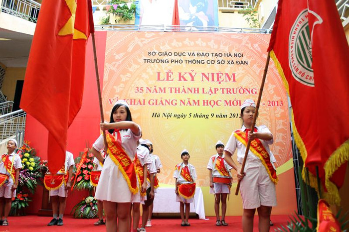 Năm 2012 là năm thứ 35 thành lập trường. Trường có hơn 400 học sinh ở các khối tiểu học và trung học cơ sở. >> Chùm ảnh: Giới trẻ Hà Thành chào Quốc khánh bằng đàn ghita >>Nữ sinh đẹp rạng ngời ngày khai trường >> Rơi nước mắt, học sinh quỳ đất trong lễ tựu trường >>> Phát sốt vì cô giáo 9X xinh đẹp của trường Chuyên Hà Nội - Amsterdam