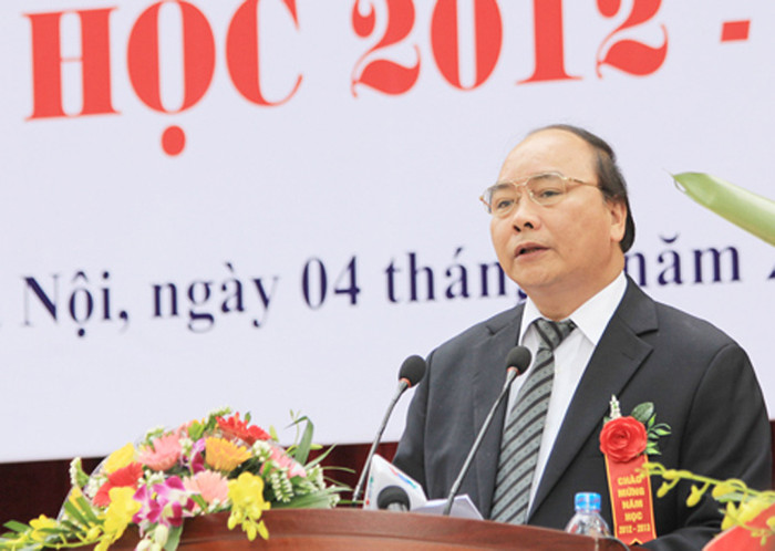 Phó Thủ tướng yêu cầu trường tiếp tục phát huy truyền thống tốt đẹp và những thành tích to lớn đã đạt được, đồng thời với việc thực hiện các nhiệm vụ chung của giáo dục Thủ đô cần làm tốt giáo dục toàn diện cho học sinh, phối hợp giữa dạy văn hóa với giáo dục đạo đức, lí tưởng sống, ý chí phấn đấu vươn lên trong học tập... >> Chùm ảnh: Nét hồn nhiên của các bé khiếm thính ngày tựu trường >> Chùm ảnh: Giới trẻ Hà Thành chào Quốc khánh bằng đàn ghita >>Nữ sinh đẹp rạng ngời ngày khai trường >> Rơi nước mắt, học sinh quỳ đất trong lễ tựu trường Phó Thủ tướng yêu cầu trường tiếp tục phát huy truyền thống tốt đẹp và những thành tích to lớn đã đạt được, đồng thời với việc thực hiện các nhiệm vụ chung của giáo dục Thủ đô cần làm tốt giáo dục toàn diện cho học sinh, phối hợp giữa dạy văn hóa với giáo dục đạo đức, lí tưởng sống, ý chí phấn đấu vươn lên trong học tập... >> Chùm ảnh: Nét hồn nhiên của các bé khiếm thính ngày tựu trường >> Chùm ảnh: Giới trẻ Hà Thành chào Quốc khánh bằng đàn ghita >>Nữ sinh đẹp rạng ngời ngày khai trường >> Rơi nước mắt, học sinh quỳ đất trong lễ tựu trường