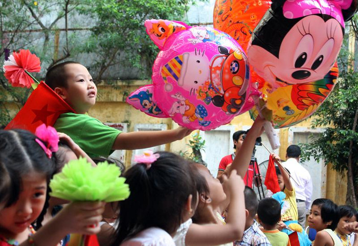 >> Chùm ảnh: Giới trẻ Hà Thành chào Quốc khánh bằng đàn ghita >>Nữ sinh đẹp rạng ngời ngày khai trường >> Rơi nước mắt, học sinh quỳ đất trong lễ tựu trường >>> Phát sốt vì cô giáo 9X xinh đẹp của trường Chuyên Hà Nội - Amsterdam