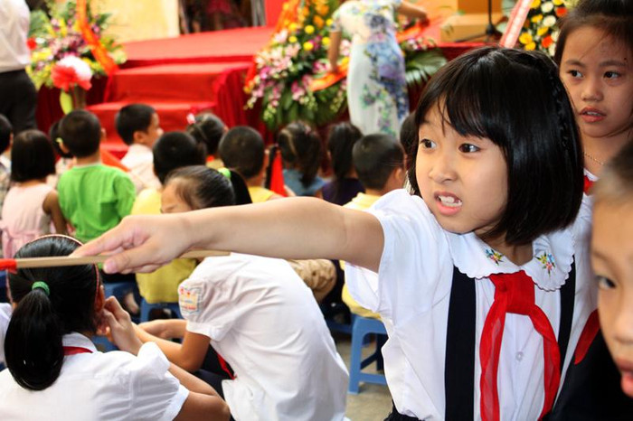 >> Chùm ảnh: Giới trẻ Hà Thành chào Quốc khánh bằng đàn ghita >>Nữ sinh đẹp rạng ngời ngày khai trường >> Rơi nước mắt, học sinh quỳ đất trong lễ tựu trường >>> Phát sốt vì cô giáo 9X xinh đẹp của trường Chuyên Hà Nội - Amsterdam