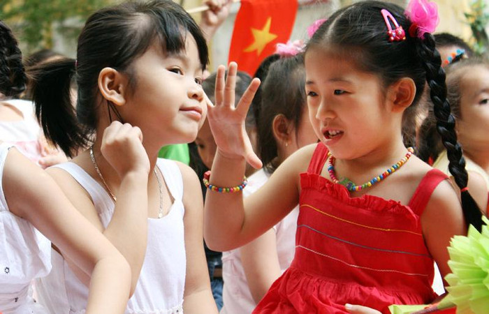 >> Chùm ảnh: Giới trẻ Hà Thành chào Quốc khánh bằng đàn ghita >>Nữ sinh đẹp rạng ngời ngày khai trường >> Rơi nước mắt, học sinh quỳ đất trong lễ tựu trường >>> Phát sốt vì cô giáo 9X xinh đẹp của trường Chuyên Hà Nội - Amsterdam