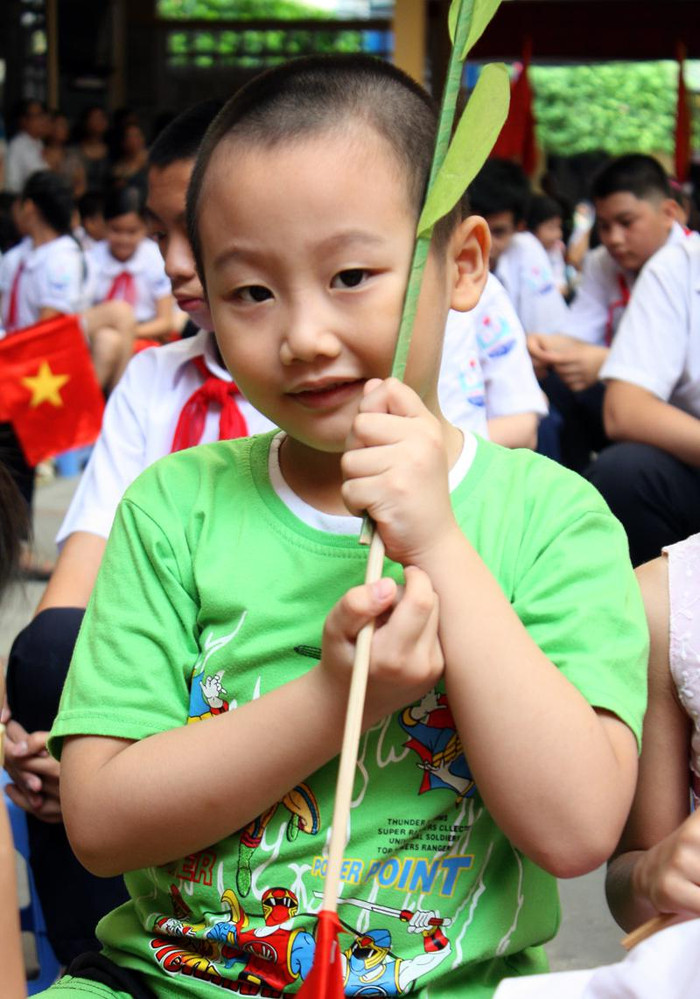 >> Chùm ảnh: Giới trẻ Hà Thành chào Quốc khánh bằng đàn ghita >>Nữ sinh đẹp rạng ngời ngày khai trường >> Rơi nước mắt, học sinh quỳ đất trong lễ tựu trường >>> Phát sốt vì cô giáo 9X xinh đẹp của trường Chuyên Hà Nội - Amsterdam