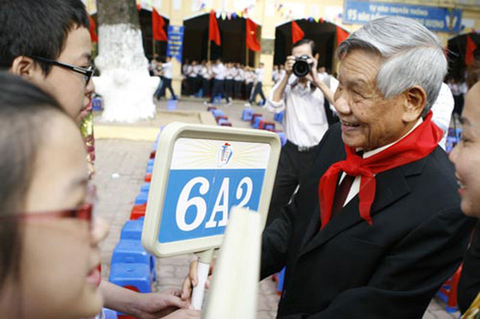 Phát biểu tại lễ khai giảng, nguyên Tổng Bí thư mong muốn tới đây, thầy và trò trường THCS Trưng Vương sẽ cố gắng phấn đấu quyết tâm xây dựng trường chất lượng cao; Đặt quyết tâm khi nhà trường kỷ niệm 100 năm thành lập (năm 2017), nghĩa là 5 năm nữa nhà trường sẽ đạt trường chất lượng cao trong cả nước. >> Chùm ảnh: Nét hồn nhiên của các bé khiếm thính ngày tựu trường >> Chùm ảnh: Giới trẻ Hà Thành chào Quốc khánh bằng đàn ghita >>Nữ sinh đẹp rạng ngời ngày khai trường >> Rơi nước mắt, học sinh quỳ đất trong lễ tựu trường Phát biểu tại lễ khai giảng, nguyên Tổng Bí thư mong muốn tới đây, thầy và trò trường THCS Trưng Vương sẽ cố gắng phấn đấu quyết tâm xây dựng trường chất lượng cao; Đặt quyết tâm khi nhà trường kỷ niệm 100 năm thành lập (năm 2017), nghĩa là 5 năm nữa nhà trường sẽ đạt trường chất lượng cao trong cả nước. >> Chùm ảnh: Nét hồn nhiên của các bé khiếm thính ngày tựu trường >> Chùm ảnh: Giới trẻ Hà Thành chào Quốc khánh bằng đàn ghita >>Nữ sinh đẹp rạng ngời ngày khai trường >> Rơi nước mắt, học sinh quỳ đất trong lễ tựu trường