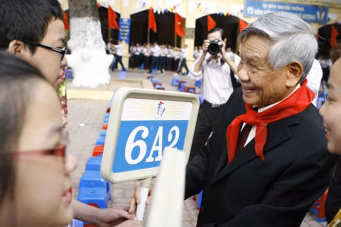 Phát biểu tại lễ khai giảng, nguyên Tổng Bí thư mong muốn tới đây, thầy và trò trường THCS Trưng Vương sẽ cố gắng phấn đấu quyết tâm xây dựng trường chất lượng cao; Đặt quyết tâm khi nhà trường kỷ niệm 100 năm thành lập (năm 2017), nghĩa là 5 năm nữa nhà trường sẽ đạt trường chất lượng cao trong cả nước. >> Chùm ảnh: Nét hồn nhiên của các bé khiếm thính ngày tựu trường >> Chùm ảnh: Giới trẻ Hà Thành chào Quốc khánh bằng đàn ghita >>Nữ sinh đẹp rạng ngời ngày khai trường >> Rơi nước mắt, học sinh quỳ đất trong lễ tựu trường