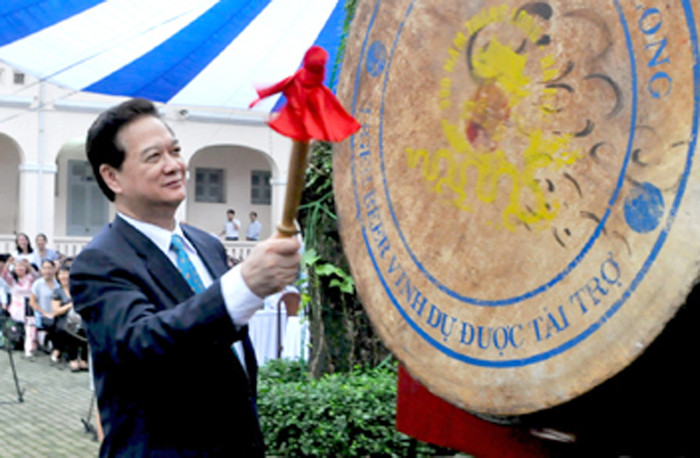 Ngày 4/9, Thủ tướng Chính phủ Nguyễn Tấn Dũng đã đến dự và đánh trống khai giảng năm học mới tại Trường THPT chuyên Lê Hồng Phong, TP Hồ Chí Minh. >> Chùm ảnh: Nét hồn nhiên của các bé khiếm thính ngày tựu trường >> Chùm ảnh: Giới trẻ Hà Thành chào Quốc khánh bằng đàn ghita >>Nữ sinh đẹp rạng ngời ngày khai trường >> Rơi nước mắt, học sinh quỳ đất trong lễ tựu trường Ngày 4/9, Thủ tướng Chính phủ Nguyễn Tấn Dũng đã đến dự và đánh trống khai giảng năm học mới tại Trường THPT chuyên Lê Hồng Phong, TP Hồ Chí Minh. >> Chùm ảnh: Nét hồn nhiên của các bé khiếm thính ngày tựu trường >> Chùm ảnh: Giới trẻ Hà Thành chào Quốc khánh bằng đàn ghita >>Nữ sinh đẹp rạng ngời ngày khai trường >> Rơi nước mắt, học sinh quỳ đất trong lễ tựu trường